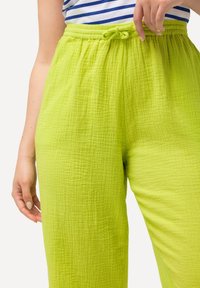 Limegrön, lätta, strukturerade byxor med en avslappnad passform och ett elastiskt midjeband med en knytdekor.