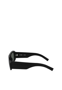 Čierne slnečné okuliare s geometrickým rámom, so zafarbenými sklami a širokými, štruktúrovanými ramenami. Na boku je embosovaný logo "KARL LAGERFELD".