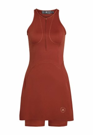 Vestido deportivo sin mangas de color óxido con cremallera frontal y pantalones cortos incorporados, con un logo sutil cerca del dobladillo.