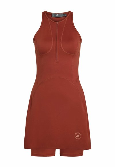 Ärmelloses, rostfarbenes Sportkleid mit Frontreißverschluss und integriertem Shorts, mit dezentem Logo nahe dem Saum.