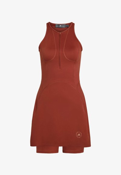 Ärmelloses, rostfarbenes Sportkleid mit Frontreißverschluss und integriertem Shorts, mit dezentem Logo nahe dem Saum.