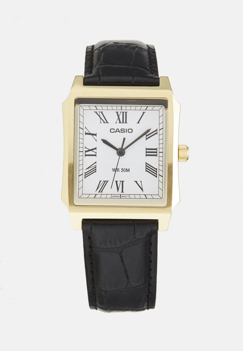 Montre carrée Casio avec un boîtier doré, un cadran blanc, des chiffres romains, un bracelet en cuir noir et une étanchéité de 50 mètres.