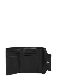 Portefeuille en cuir noir avec six emplacements pour cartes, texture lisse, design plié et fermeture à bouton pression doré. Présente une marque minimaliste à l'intérieur.