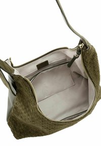 Sac à main vert olive avec une texture tissée, fermeture zippée et un intérieur lisse beige. Comprend une poche intérieure zippée et une bandoulière.