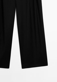 Schwarze Hosen mit weitem Bein, dargestellt von der Mitte des Oberschenkels bis zum Saum vor weißem Hintergrund, mit geradem Schnitt und glatter Stofftextur.