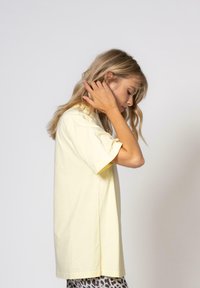 OH APRIL Základné tričko - lemon