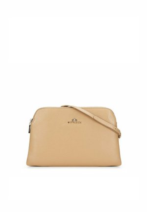 Bolso de cuero beige con textura suave, cierre con cremallera y correa desmontable. Presenta un sutil detalle de logo en la parte frontal.