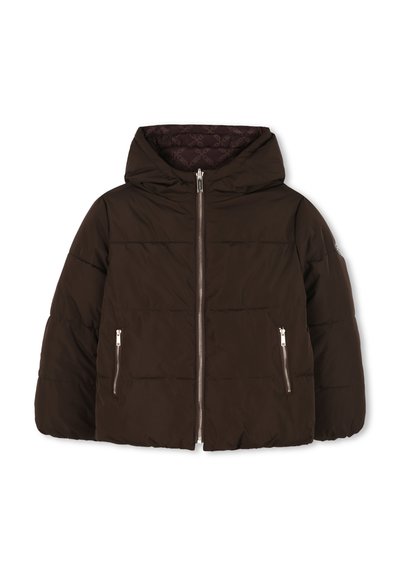 Giacca imbottita marrone con cappuccio, con zip frontale, due tasche laterali e foderatura interna a fantasia. Tessuto morbido e texture trapuntata.