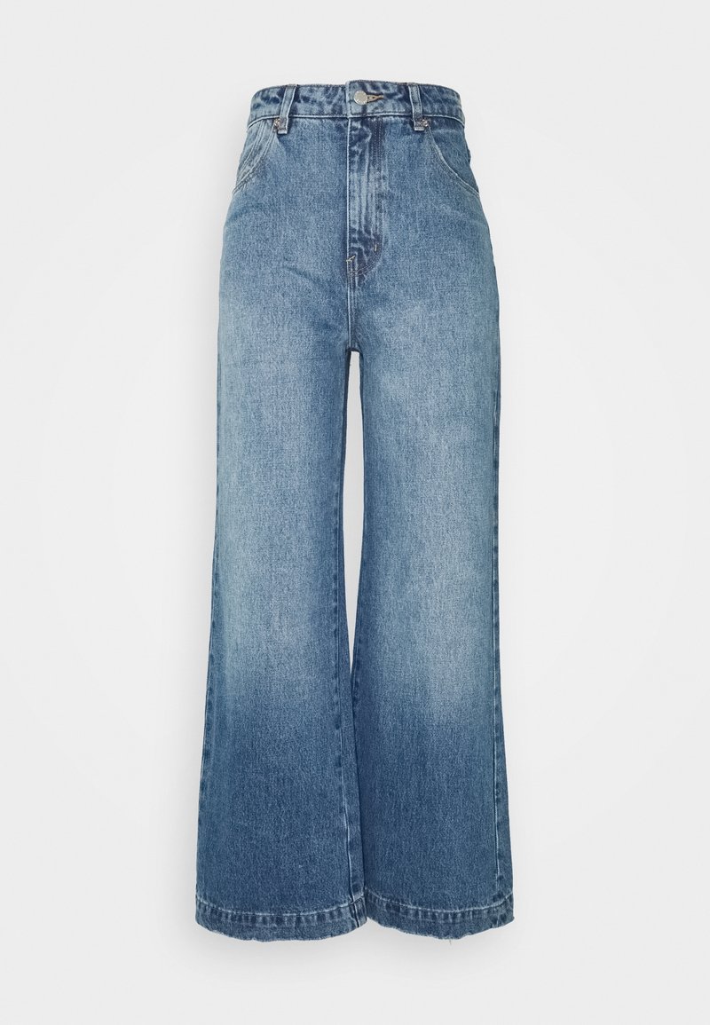 Jean taille haute, à jambes larges, en denim bleu clair, présentant une finition délavée, des surpiqûres contrastantes et une fermeture classique à bouton et zip.