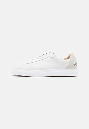 Trainers - white