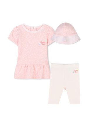 Das Set umfasst ein rosa Blumenkleid mit Peplum-Saum, weiße Leggings und einen passenden rosa Hut mit umgeschlagenem Rand, der ein Logodetail aufweist.