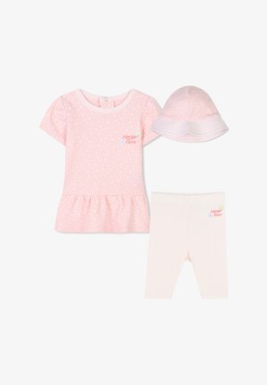 L'ensemble comprend une robe florale rose avec un ourlet peplum, des leggings blancs et un chapeau rose assorti avec un bord replié, comportant un détail de logo.