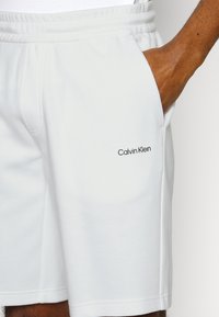 Calvin Klein MICRO LOGO REPREVE - Donji dijelovi trenirke - bright white
