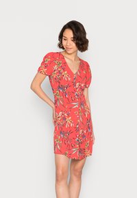 Vestido floral vermelho com mangas curtas bufantes, decote em V e frente com botões, apresentando folhas e flores vibrantes em verde e amarelo.