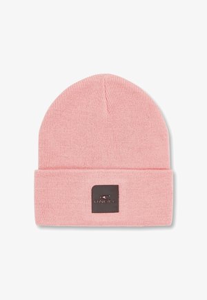 Gorro de lana de color rosa con un dobladillo. Presenta una etiqueta rectangular negra con un logo blanco. Textura suave, diseño sencillo.
