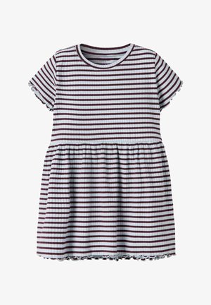 Robe rayée en tissu côtelé, avec des manches courtes, une jupe évasée et des ourlets à volants. Les couleurs incluent des rayures bordeaux et blanches.