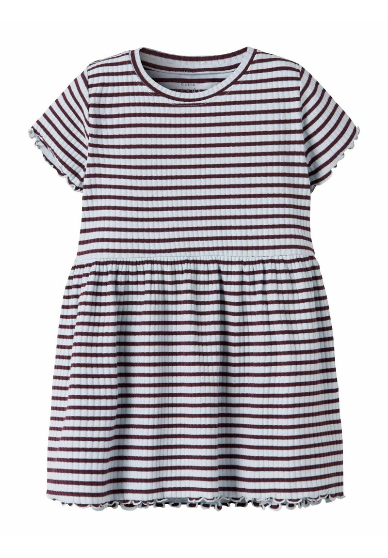 Sukienka w paski z żebrowanej tkaniny, z krótkimi rękawami, rozkloszowanym dołem i falbaniastymi brzegami. Kolory to bordo i białe paski.