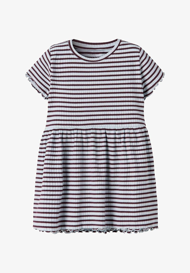 Sukienka w paski z żebrowanej tkaniny, z krótkimi rękawami, rozkloszowanym dołem i falbaniastymi brzegami. Kolory to bordo i białe paski.