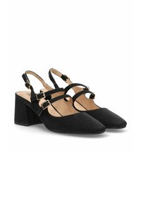Tacones negros tipo slingback con un patrón texturizado, punta cuadrada y un tacón ancho. Cuenta con dos correas ajustables con herrajes en color dorado.
