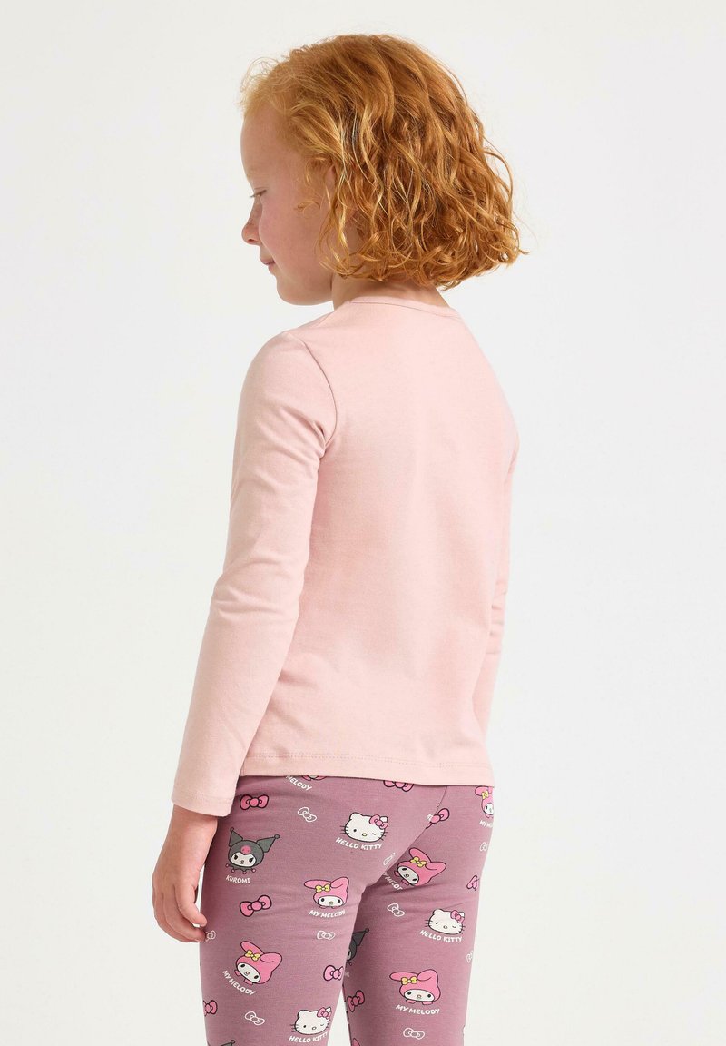 Maglietta rosa a maniche lunghe e leggings viola con un motivo di Hello Kitty. La maglietta presenta un collo rotondo; il tessuto appare morbido ed elastico.