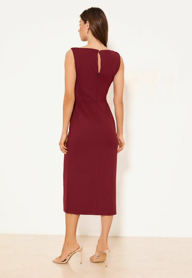 Lipsy REGULAR FIT - SIDE KNOT DETAIL TWIST SHOULDER BODYCON MIDI DRESS . - Shift dress - burgundy red/red