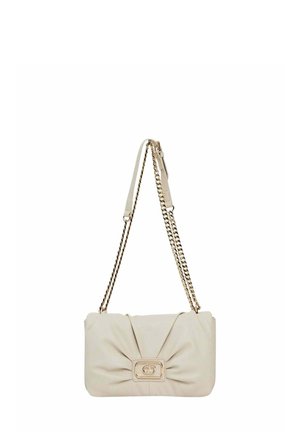 Borsa a tracolla in pelle beige con un design annodato, dotata di una tracolla a catena color oro e di una fibbia rettangolare sulla parte anteriore.