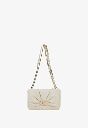 Borsa a tracolla in pelle beige con un design annodato, dotata di una tracolla a catena color oro e di una fibbia rettangolare sulla parte anteriore.