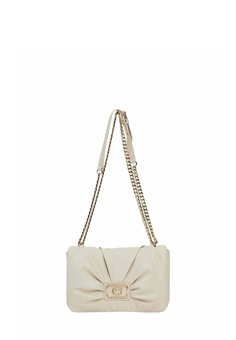 Borsa a tracolla in pelle beige con un design annodato, dotata di una tracolla a catena color oro e di una fibbia rettangolare sulla parte anteriore.
