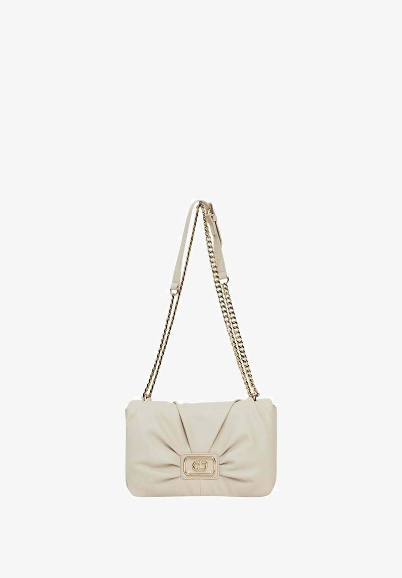 Borsa a tracolla in pelle beige con un design annodato, dotata di una tracolla a catena color oro e di una fibbia rettangolare sulla parte anteriore.