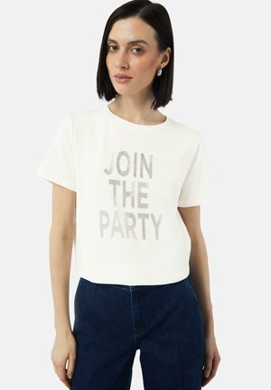 Witte katoenen t-shirt met "JOIN THE PARTY" gedrukt in metallic grijze letters. Korte mouwen en een ronde halslijn.