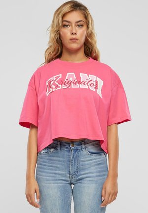 Karl Kani SERIF ORIGINATOR CROP TEE - Tričko s potlačou - pink