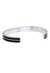 Bracciale in argento con due strisce nere, finitura lucida, estremità aperte e logo del marchio "KUZZOI" inciso nella parte interna.