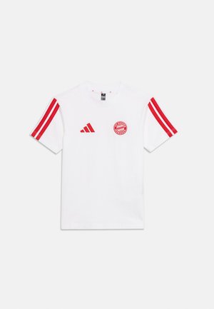 Maillot de sport blanc à manches courtes avec des bandes rouges Adidas sur les manches et le logo rouge du FC Bayern Munich sur la poitrine.