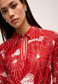 Next COLUMN  TALL REGULAR FIT - Särkkleit - red umbrella print