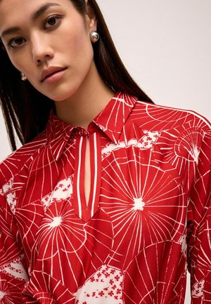 COLUMN  TALL REGULAR FIT - Shirt dress - red umbrella print