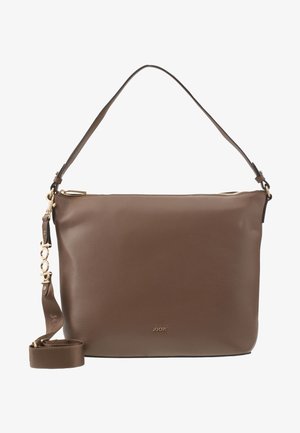 Hnědá kožená taška přes rameno s texturovaným povrchem, zapínáním na zip a odnímatelným popruhem. Na přední straně je zlaté logo.