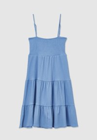 Robe d'été bleu clair à volants avec fines bretelles réglables et corsage froncé, en tissu léger texturé.
