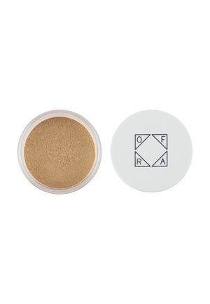 Løs beige ansigtspudder i en rund klar beholder med hvid låg, der har en sort geometrisk logo med bogstaverne O, F, R, A.