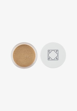 Poudre libre beige pour le visage dans un contenant rond transparent avec un couvercle blanc comportant un logo géométrique noir avec les lettres O, F, R, A.