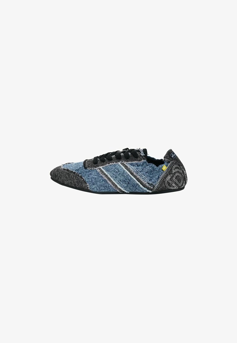 Baskets basses décontractées en denim bleu et tissu noir avec des lacets noirs et des surpiqûres décoratives blanches sur le talon et les côtés.