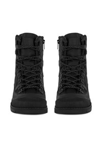 Crne planinarske čizme imaju teksturirani gumeni vrh prsta, izdržljive tkanine gornje dijelove i kontrastne crne i sive vezice s podstavljenim ovratnikom.