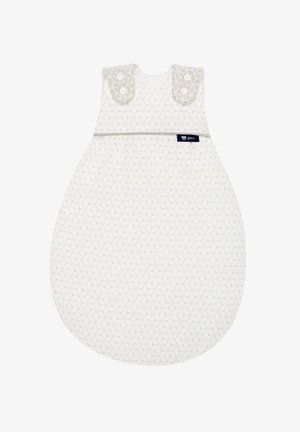 Weißer Schlafsack mit geometrischem Muster, runder Form, grauen Akzenten, knöpfbaren Schulterträgern und einem kleinen Markenlabel an der Unterseite.