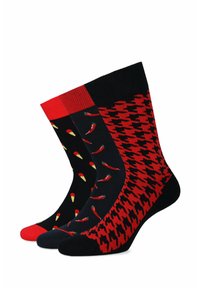 Trzy pary skarpetek z czarnym tłem i czerwonymi akcentami. W zestawie wzory w papryczki chili, design w pied de poule oraz kolorowe czubki.