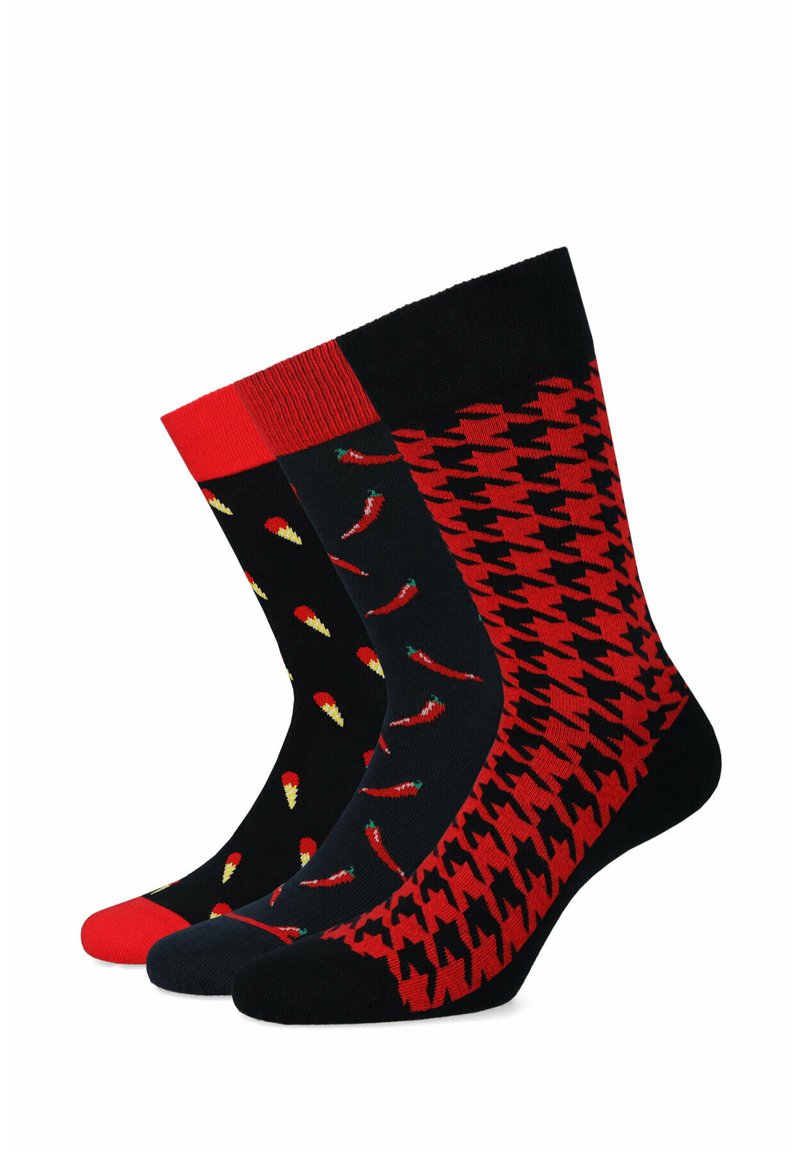 Trzy pary skarpetek z czarnym tłem i czerwonymi akcentami. W zestawie wzory w papryczki chili, design w pied de poule oraz kolorowe czubki.