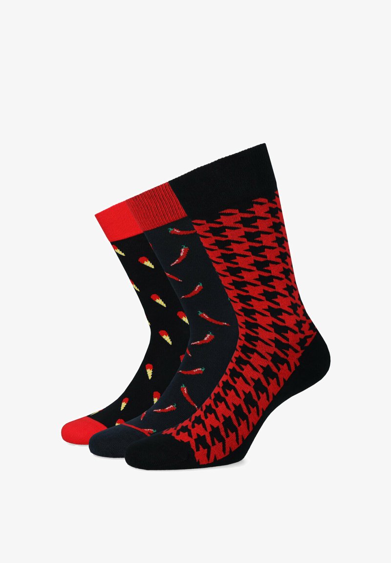 Trzy pary skarpetek z czarnym tłem i czerwonymi akcentami. W zestawie wzory w papryczki chili, design w pied de poule oraz kolorowe czubki.