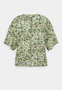Blusa floral en verde, con mangas cortas, un corte relajado y un cierre de botones en la parte posterior. Los patrones incluyen tonos de rosa y verde oscuro.