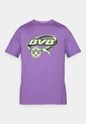 Camiseta de manga corta morada con un gran logo de BVB 09 en verde y negro y el emblema de Puma en el centro frontal.