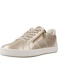 Sneaker dorato metallico con design a lacci, dettaglio con zipper laterale, suola in gomma bianca e parte superiore testurizzata. Presenta accenti di cucitura a contrasto.
