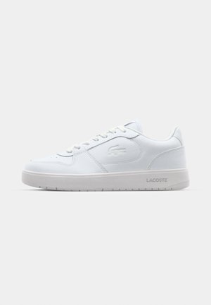 Basket blanche avec tige en cuir lisse, bout rond, lacets plats et semelle en caoutchouc texturé blanche. Présente un logo embossé sur le côté et le talon.