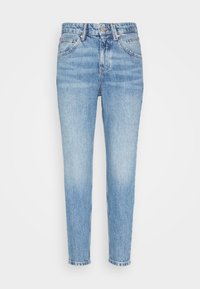 Jeans de denim azul claro con una cintura alta, corte ajustado, cinco bolsillos y dobladillo deshilachado. La tela muestra un patrón desvaído con una textura sutil.